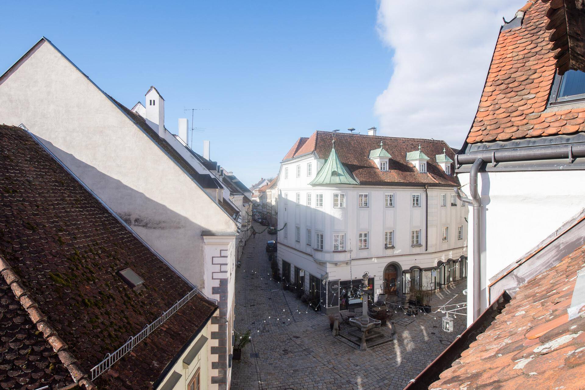 Panoramablick über die historische Altstadt mit Kopfsteinpflasterstraßen und Gebäuden.