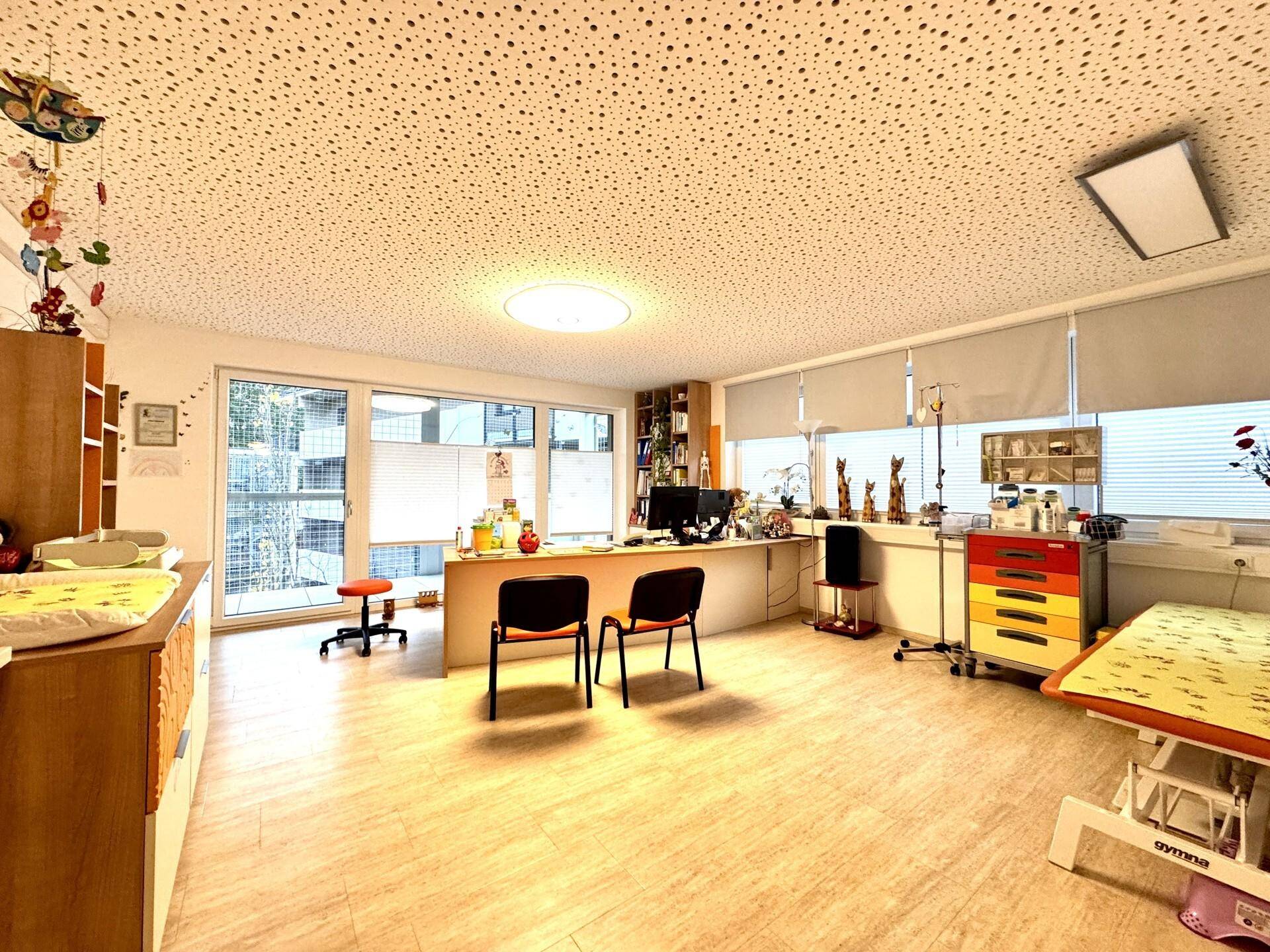 Vermietetes Anlegerpaket mit 2 Arztpraxen + 1 Büro + 1 Wohnung *BJ 2018 – pohled 6