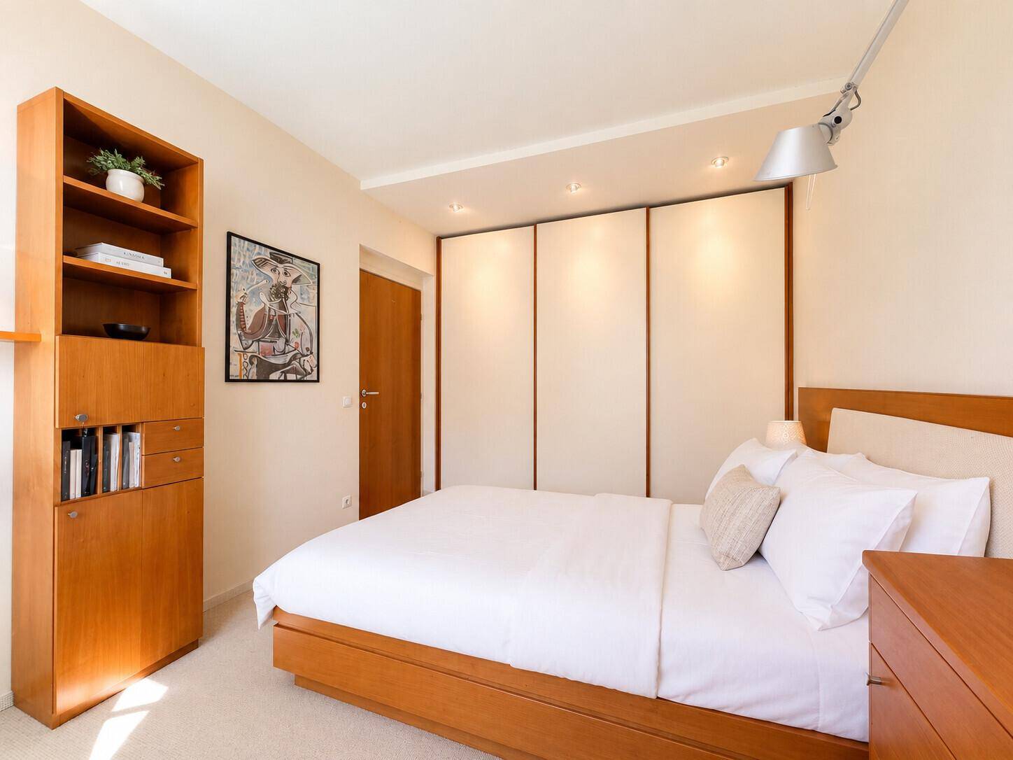 Schlafzimmer mit Doppelbett, Teppichboden und praktischen Einbauschränken für viel Stauraum.