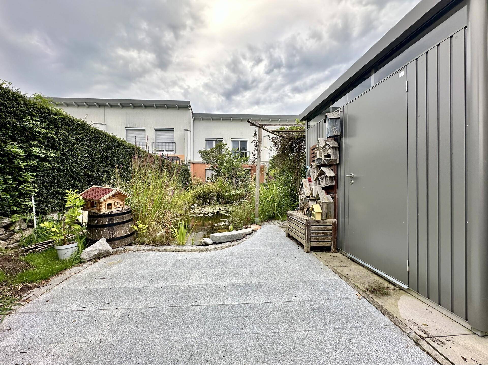 Gartenhütte und Sitzbereich