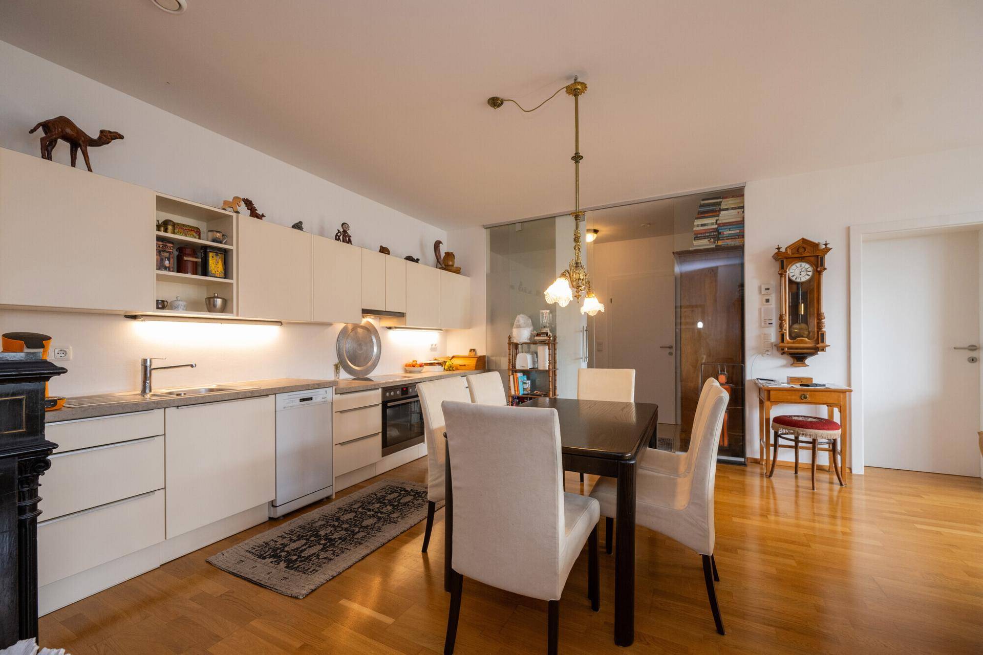 Offener Wohnbereich mit Essplatz und integrierter Küche, ausgestattet mit modernen Geräten.