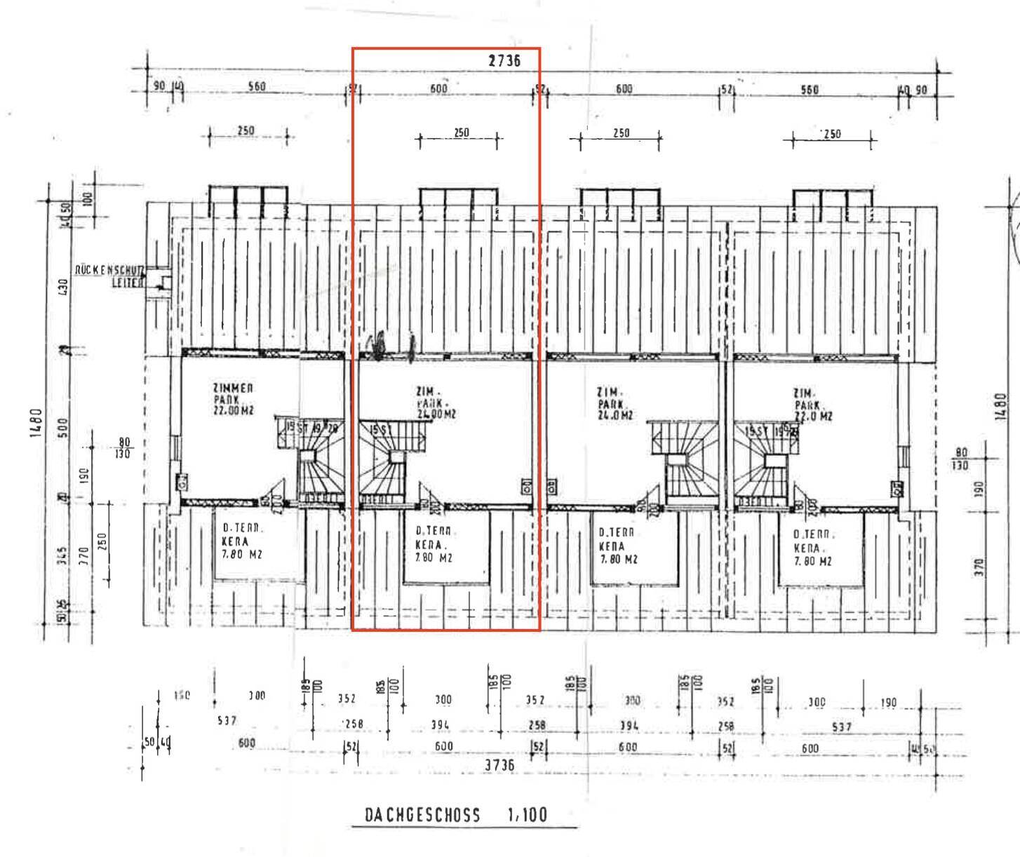 Grundriss des Dachgeschosses mit Zimmern und Terrassenbereichen.