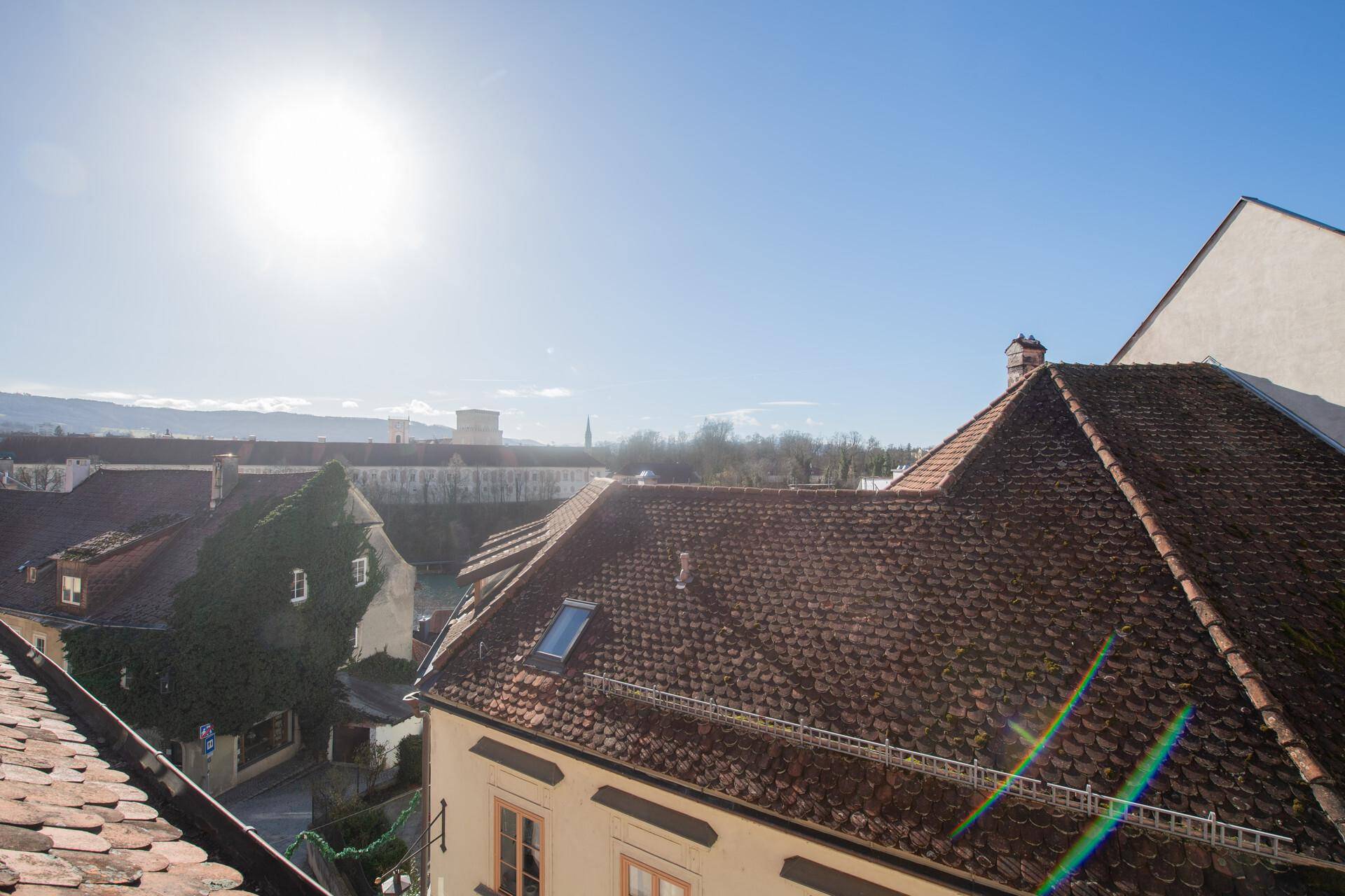 Weite Aussicht über die Dächer der Stadt an einem sonnigen Tag.