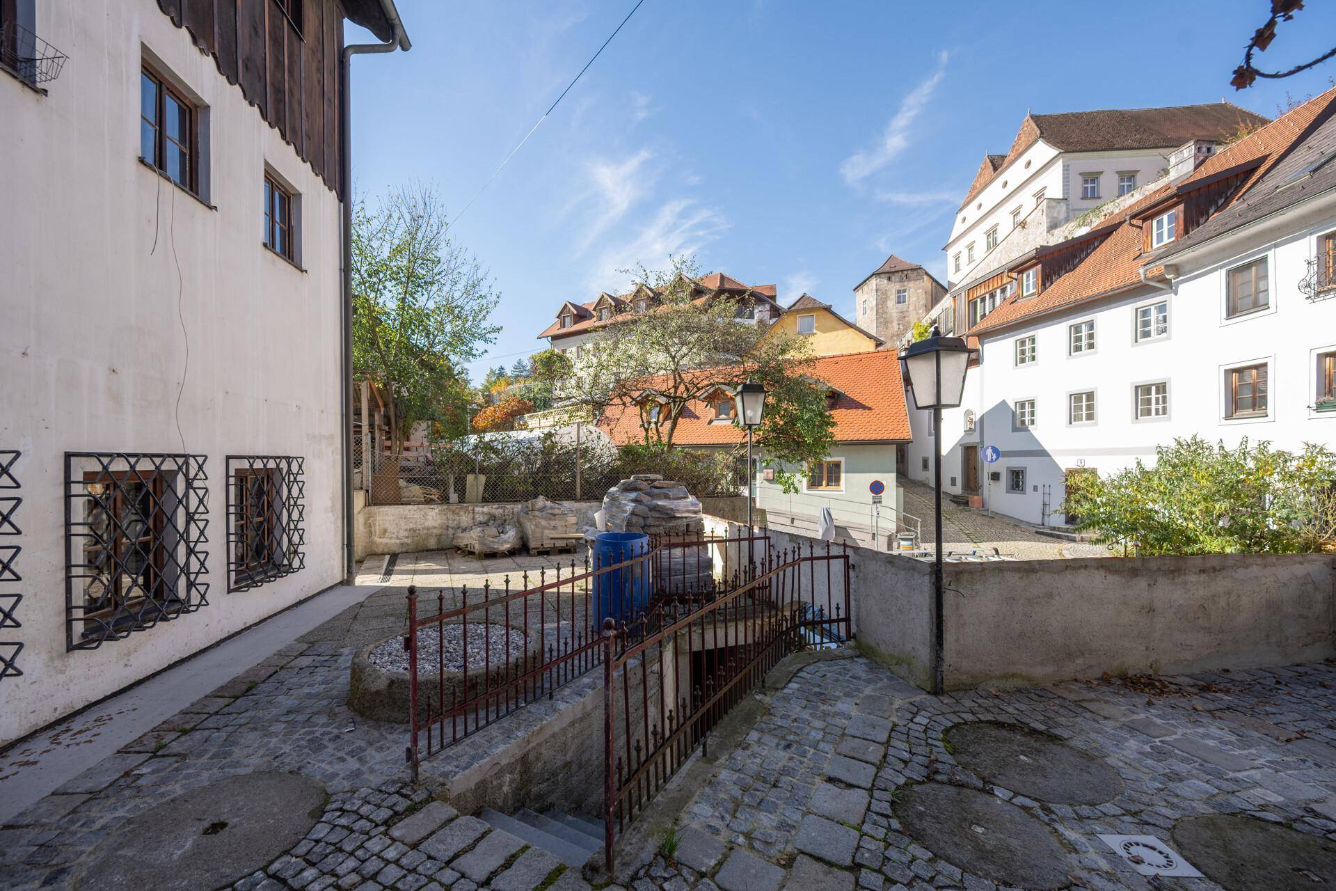 Malerischer Innenhof mit Kopfsteinpflaster und Blick auf umliegende historische Gebäude.