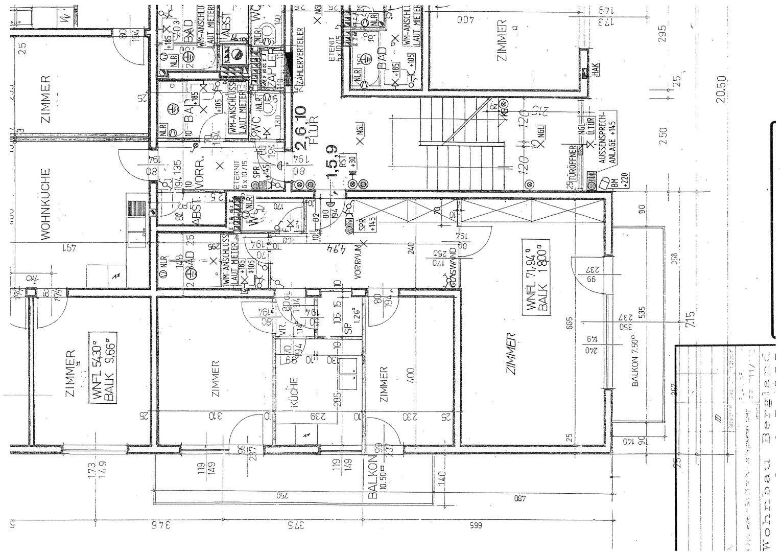 Detaillierter Grundriss einer Wohnung mit offener Wohnküche, mehreren Zimmern, Bad, Gäste-WC und Balkonzugang.
