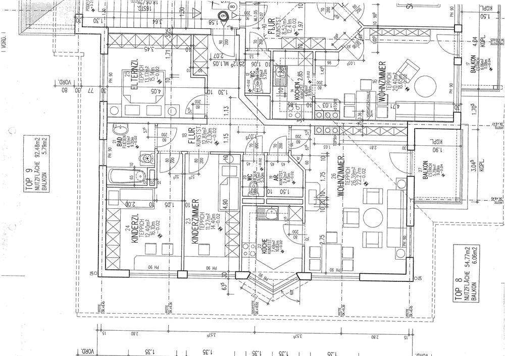 Grundrissplan von zwei Wohneinheiten mit mehreren Zimmern, Bädern und Balkonzugang.