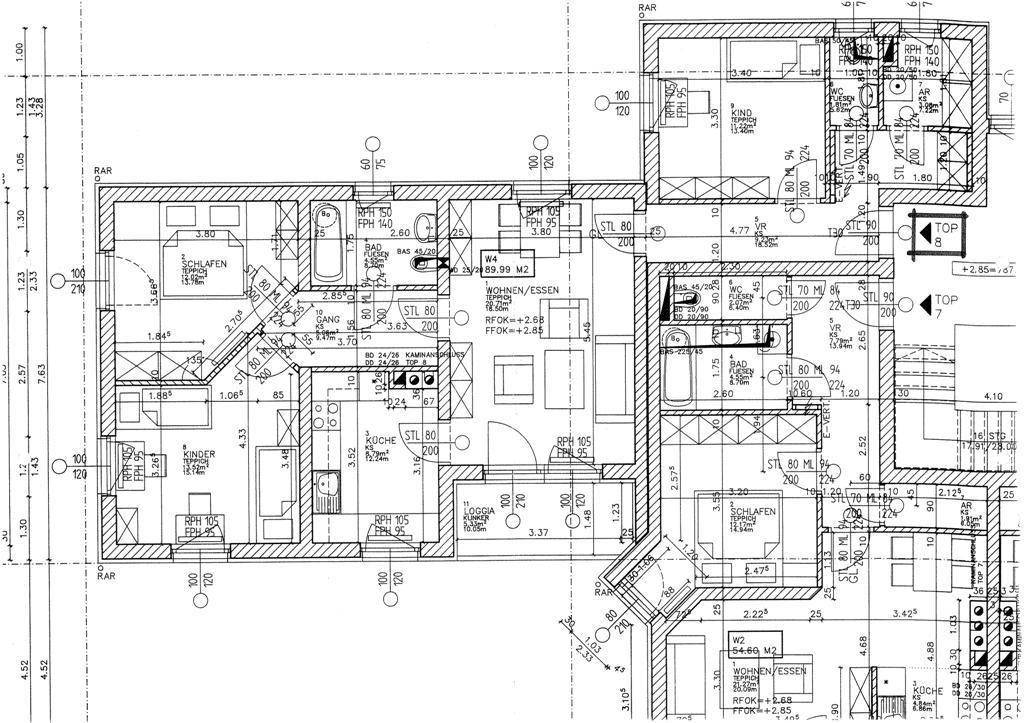 Detaillierter Grundriss mit mehreren Wohneinheiten, Schlafzimmern, Bädern und offenen Wohnbereichen.
