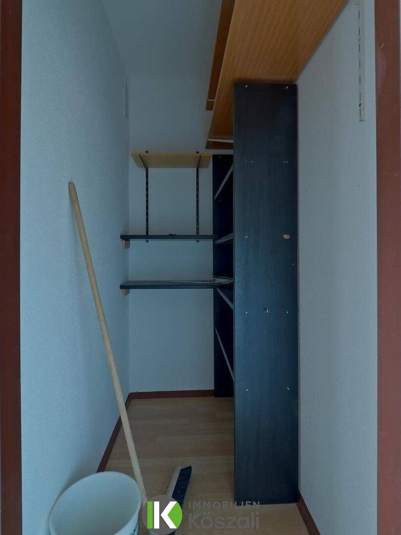 Kleiner Abstellraum mit Regalen und ausreichend Platz für Haushaltsutensilien.