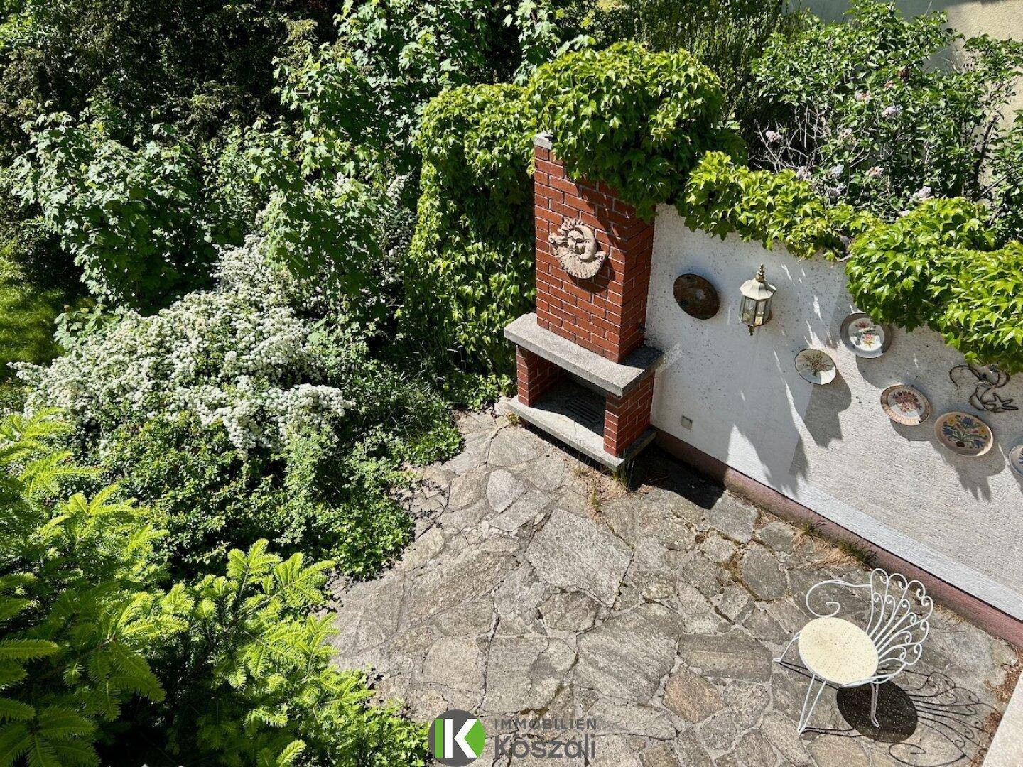 Terrasse mit Grillkamin
