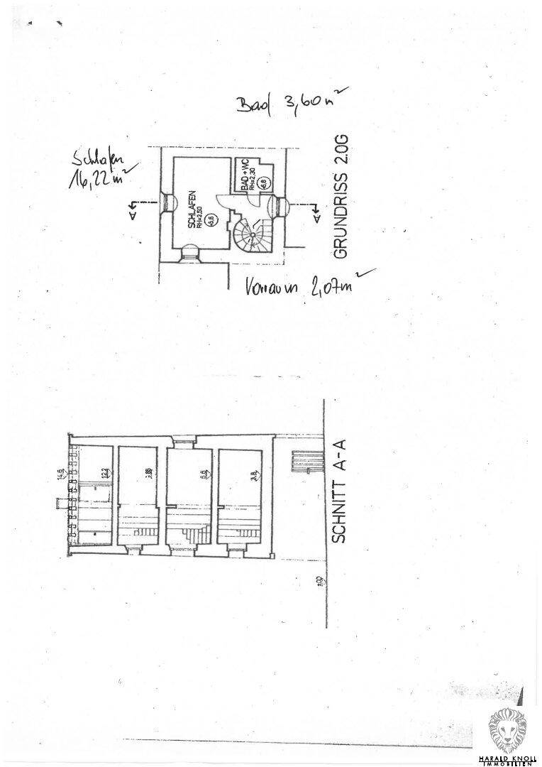 Handgezeichneter Grundriss des zweiten Obergeschosses und ein Gebäudeschnitt.