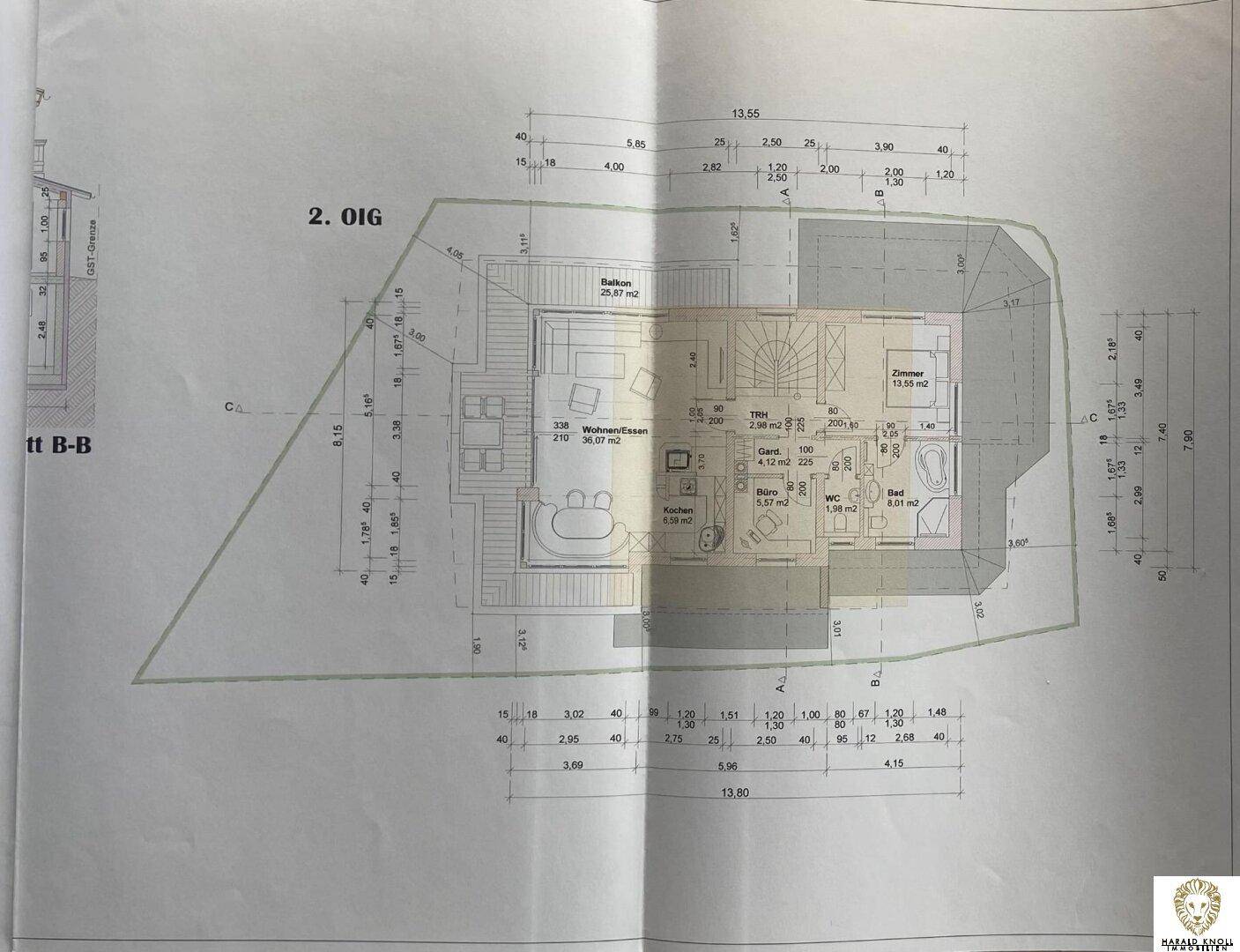 Grundriss des Obergeschosses mit Wohn-Essbereich, Küche und Balkon.