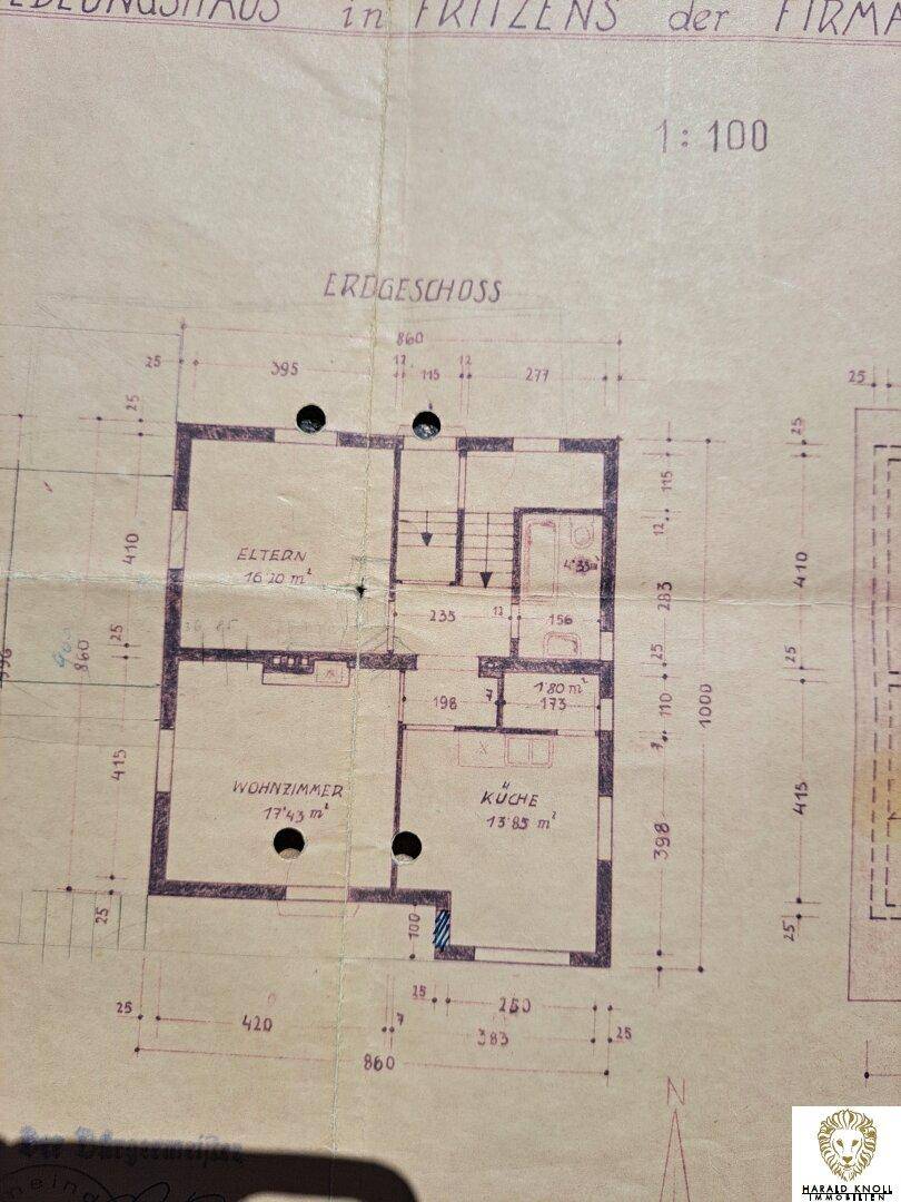 Historischer Grundriss des Erdgeschosses mit Aufteilung in Wohnzimmer, Küche und Schlafzimmer.