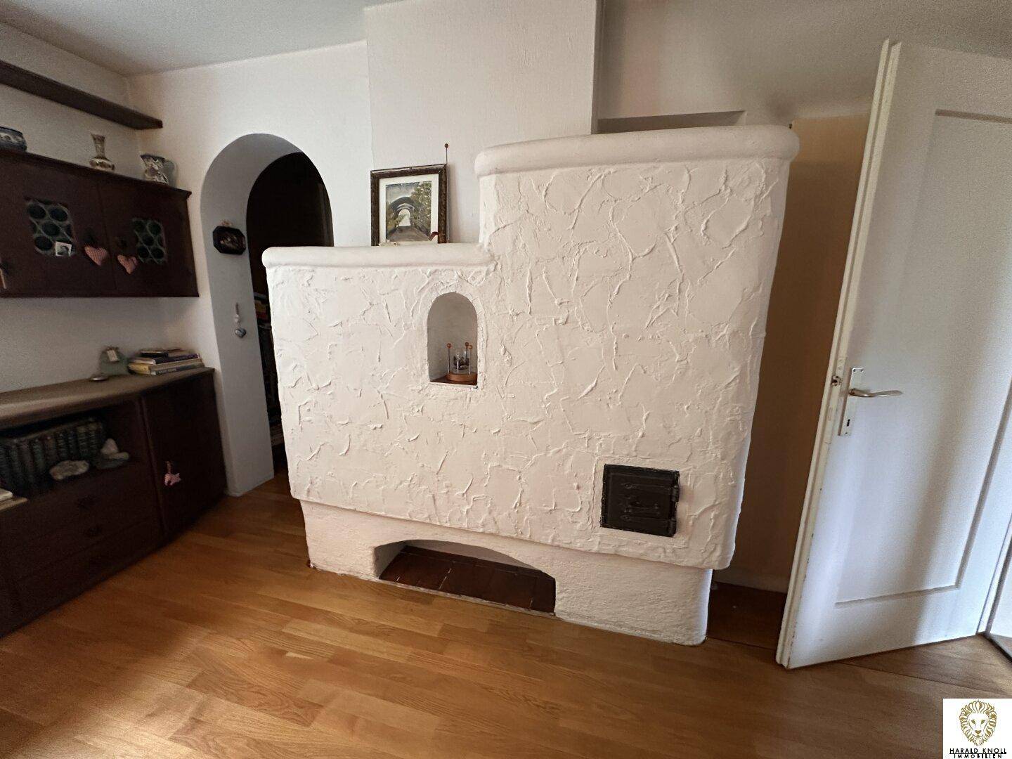 Detailansicht eines traditionellen Kachelofens mit strukturierter Oberfläche im Wohnbereich.