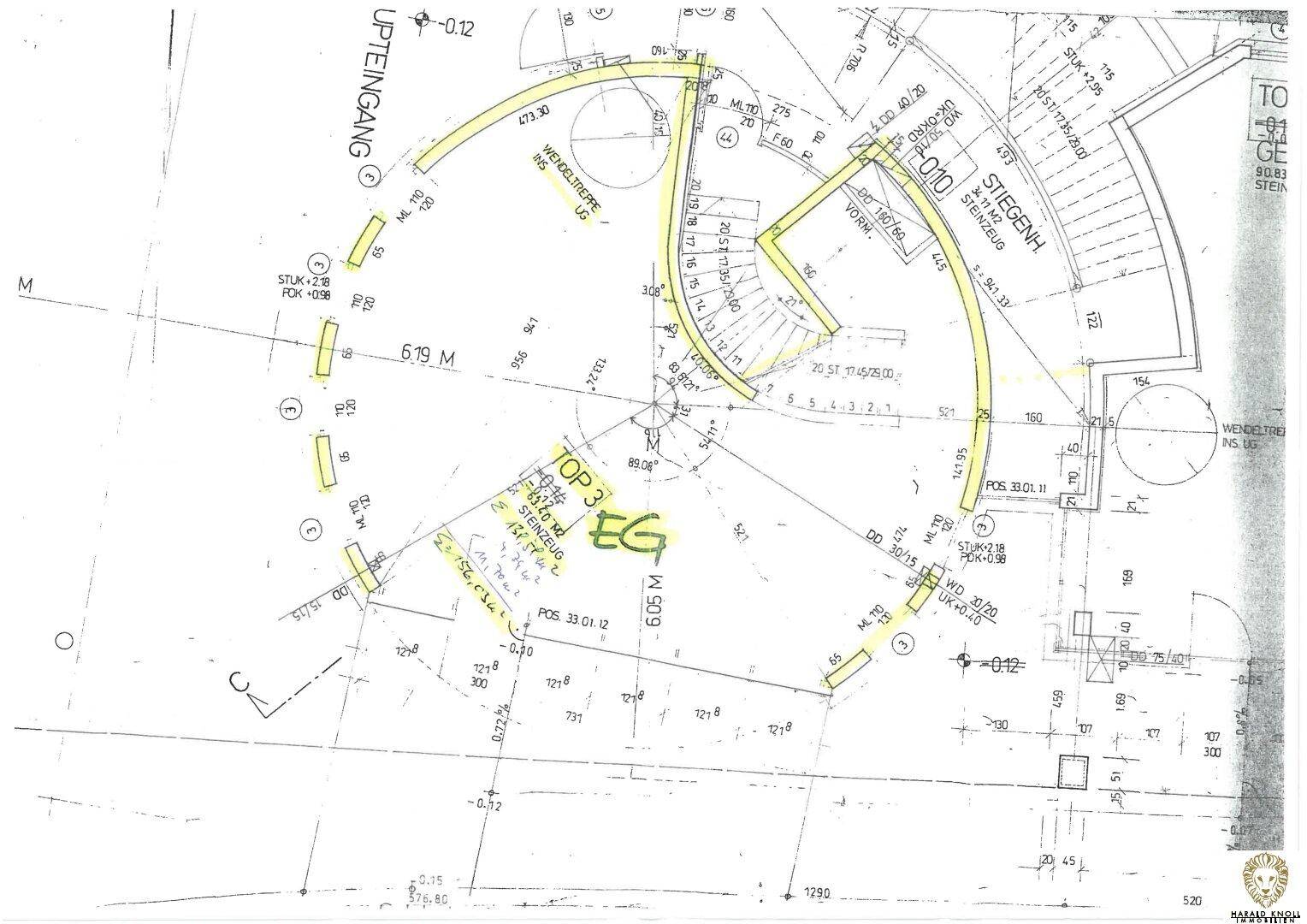 Grundriss des Erdgeschosses mit Treppenhaus und markierten Bereichen, zeigt die räumliche Aufteilung.