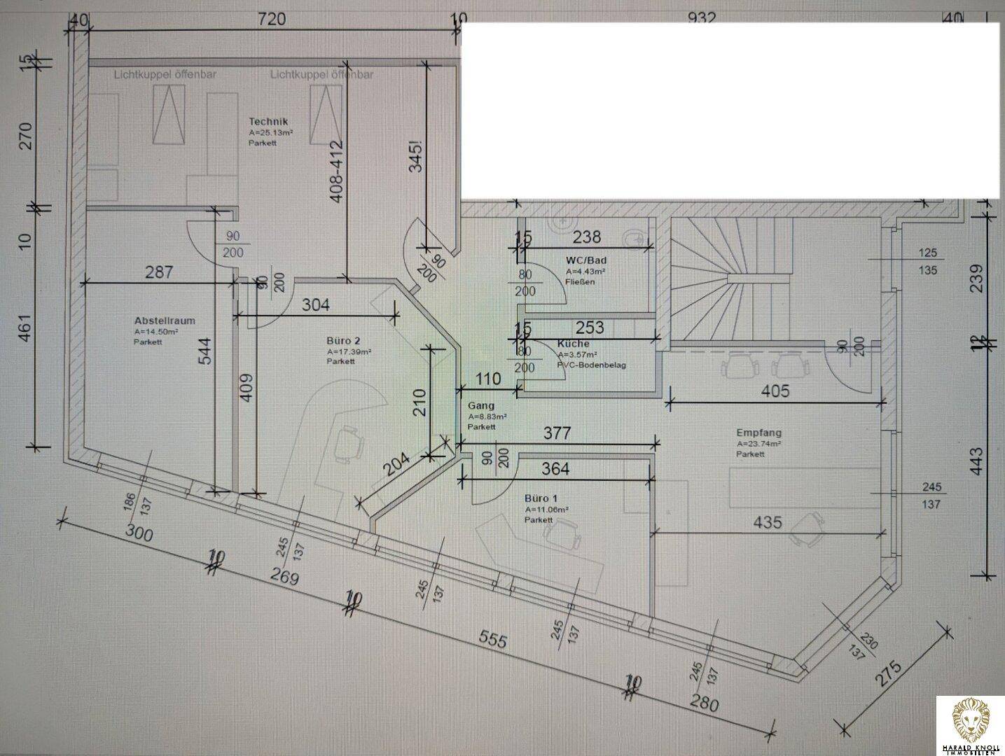 Detaillierter Grundriss des Obergeschosses mit Büros, Empfangsbereich und Sanitäranlagen.