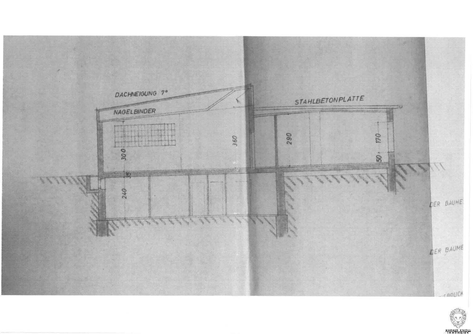 Architektonische Schnittzeichnung eines Gebäudes mit Dachneigung, Stahlbetonplatte und Kellerbereich.