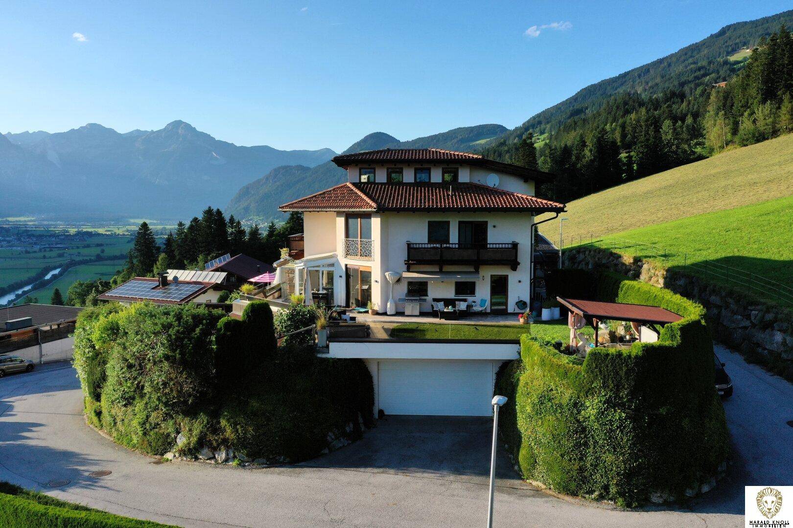 Villa in idyllischer Berglandschaft mit Panoramablick und integrierter Garage.