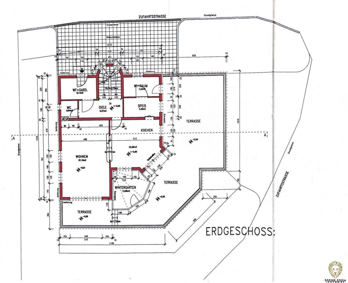 Grundriss des Erdgeschosses mit Wohnbereich, Küche, Wintergarten und Terrassen.