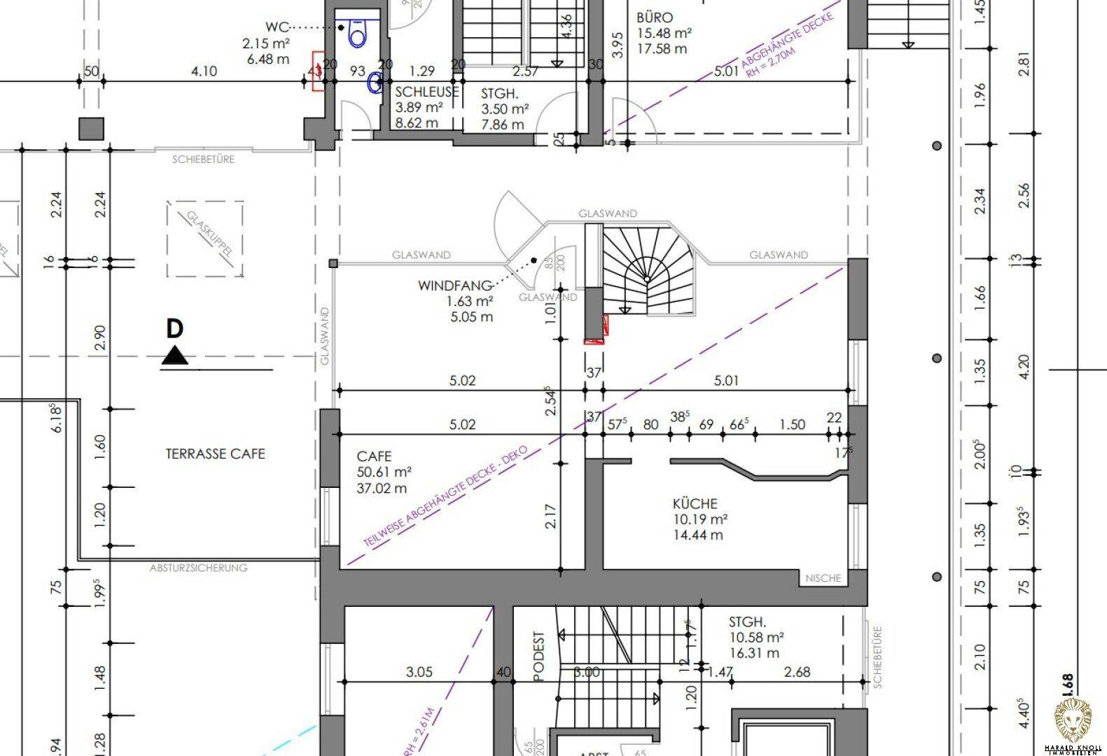 Detaillierter Grundriss mit verschiedenen Räumen, Treppen und Terrassenbereich.