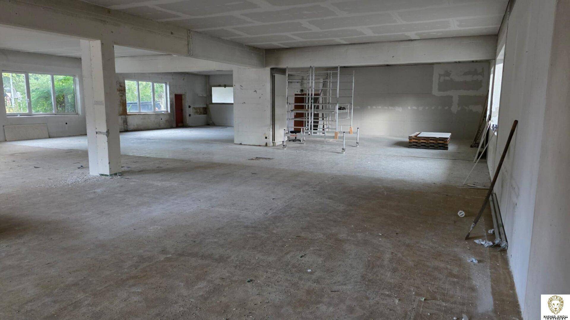 Heller, leerer Gewerberaum mit unverputzten Wänden und sichtbaren Trägern, bietet viel Gestaltungspotenzial.