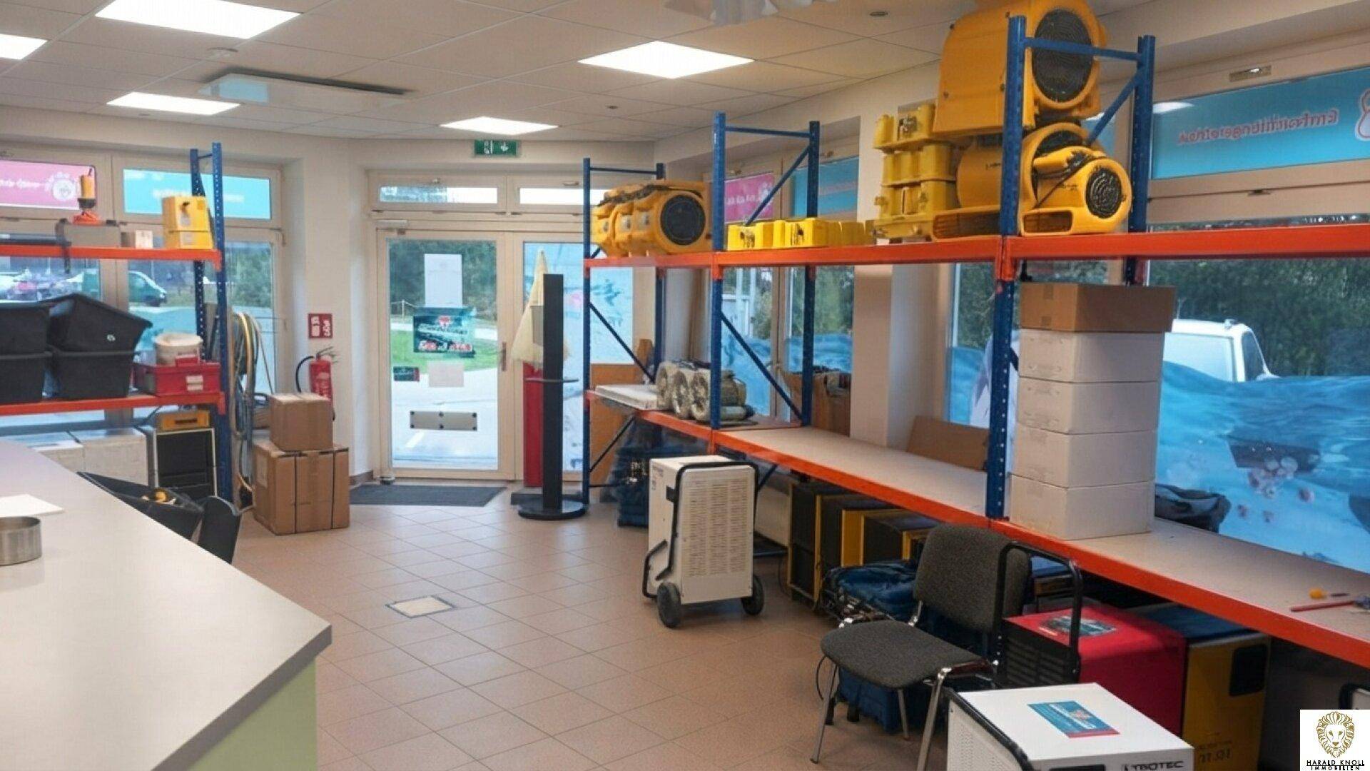 Gewerbefläche mit stabilen Regalsystemen, verschiedenen Maschinen und viel natürlichem Lichteinfall.
