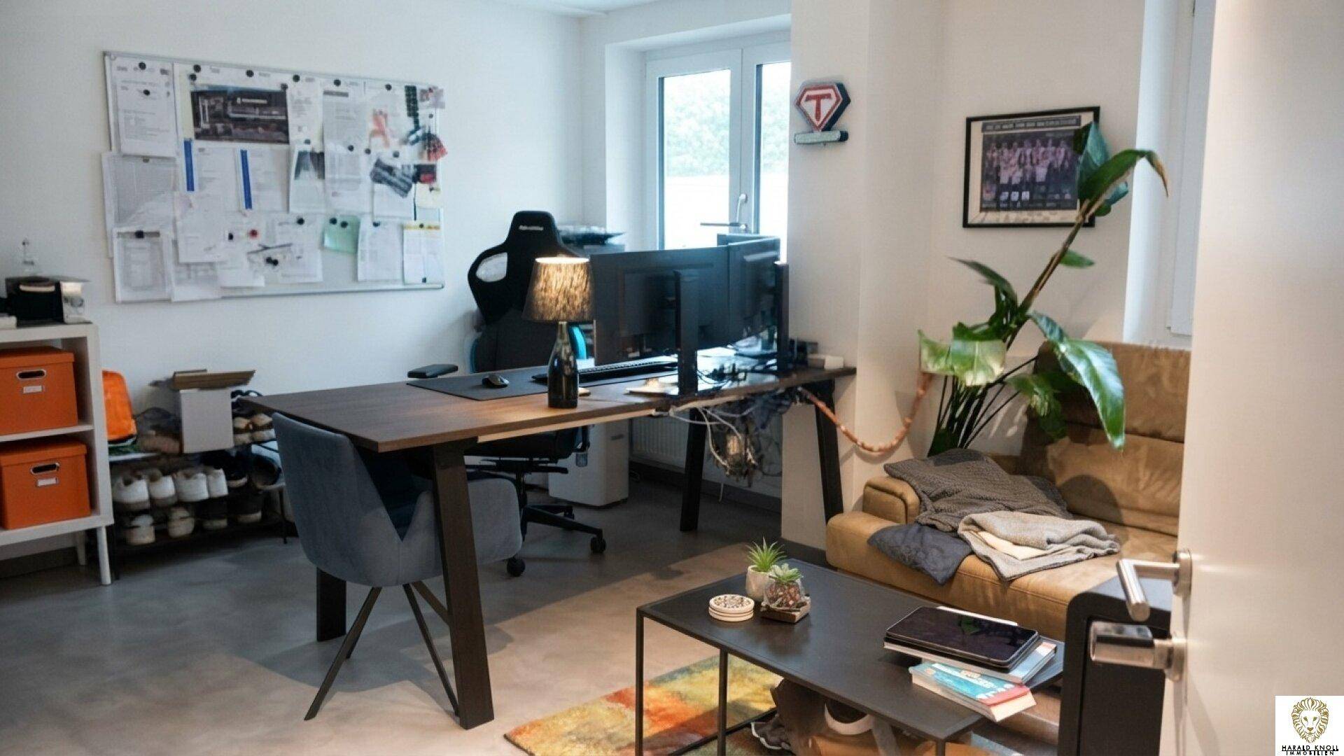 Geräumiges Büro mit mehreren Arbeitsplätzen, einer Sitzecke und viel natürlichem Licht.