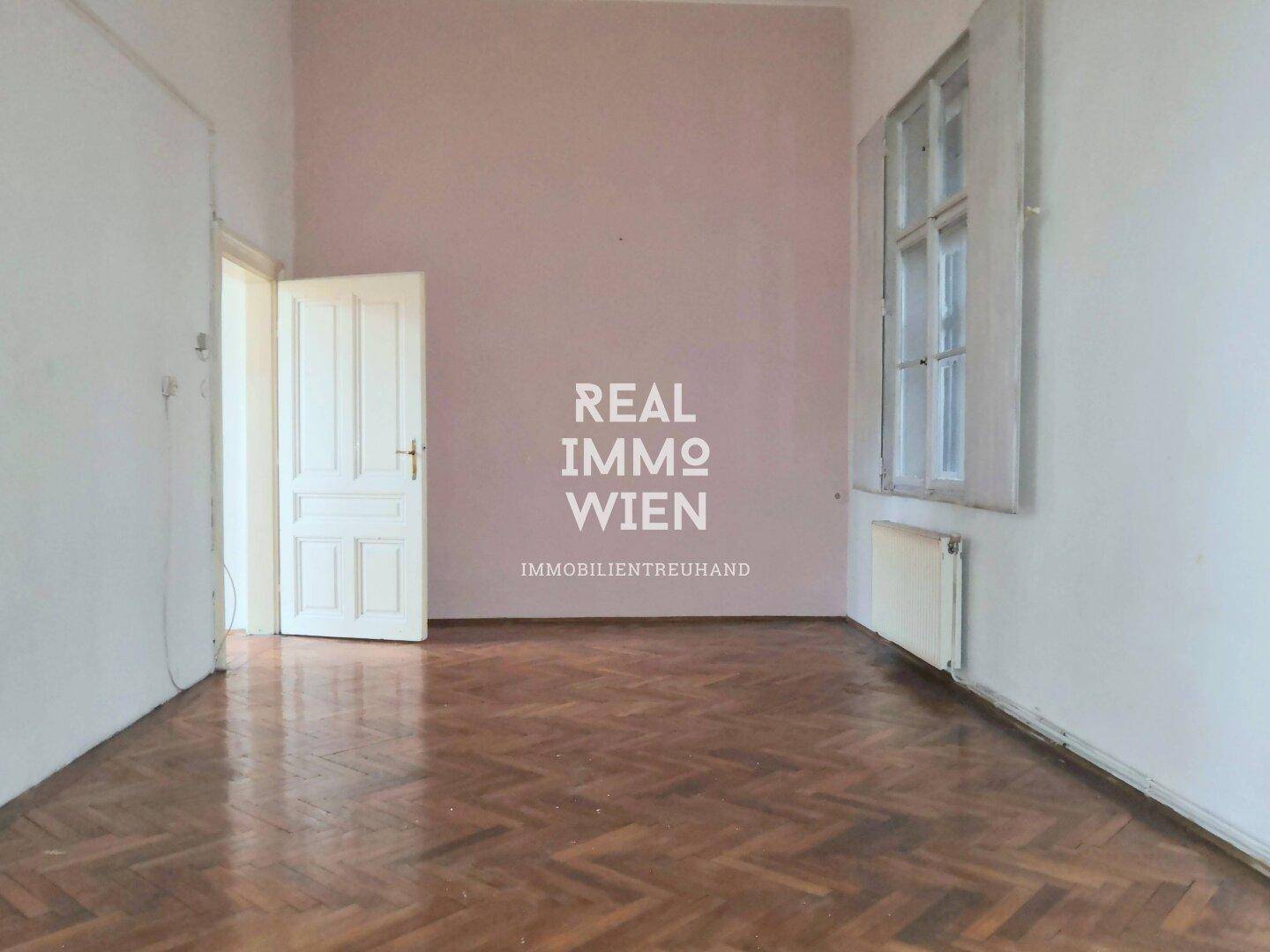 Geräumiges Zimmer mit Fischgrätparkett, einem großen Fenster und einer hellen Wandfarbe, bereit zur Gestaltung.