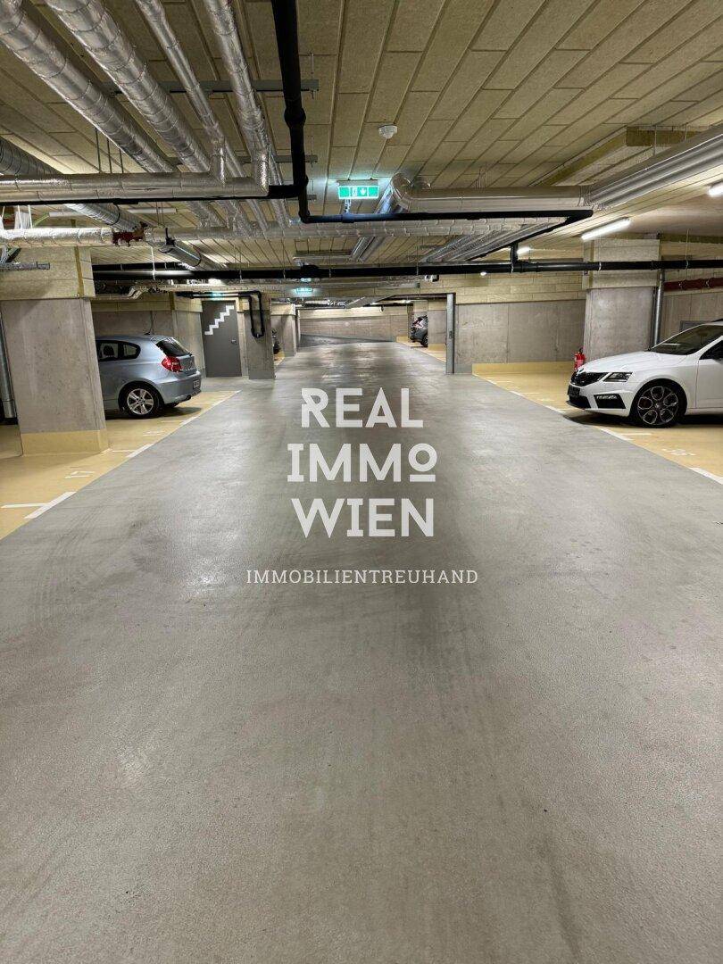 Geräumige Tiefgarage mit Betonboden und ausreichend Stellplätzen für Fahrzeuge.