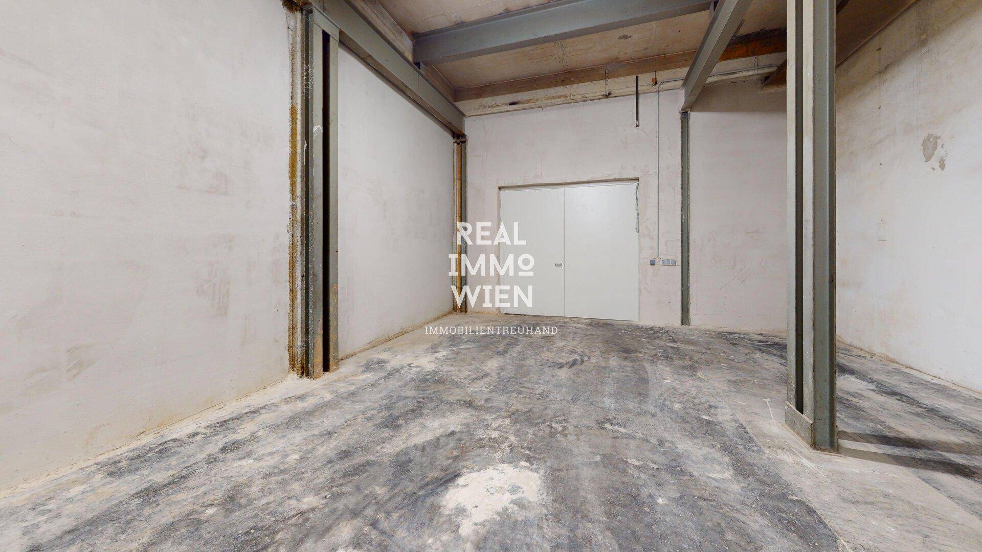 Geräumiger Industrieraum mit Betonboden, hohen Decken und sichtbaren Metallträgern, ideal für Lager oder Gewerbe.
