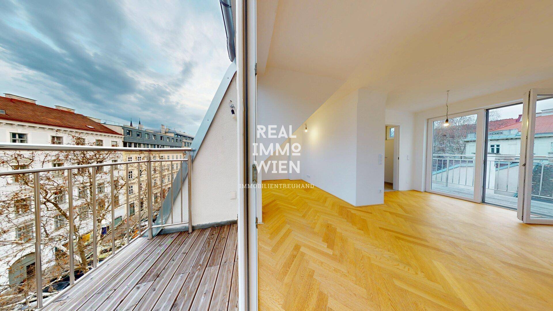 Lichtdurchfluteter Wohnbereich mit Fischgrätparkett und Zugang zu einem großzügigen Balkon, der zum Entspannen einlädt.