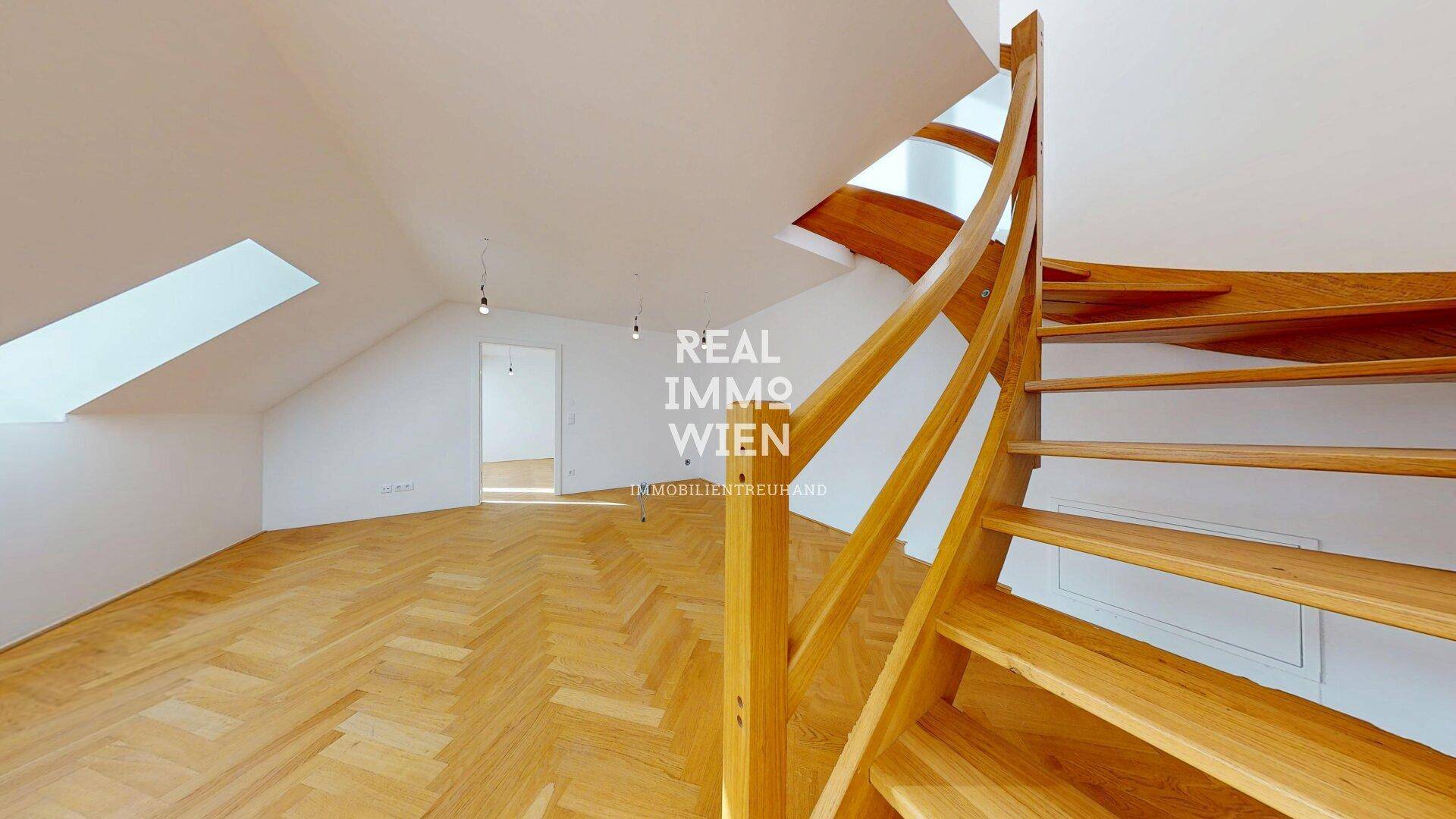 Elegante Holztreppe mit geschwungenem Geländer, die den oberen Wohnbereich mit der unteren Etage stilvoll verbindet.