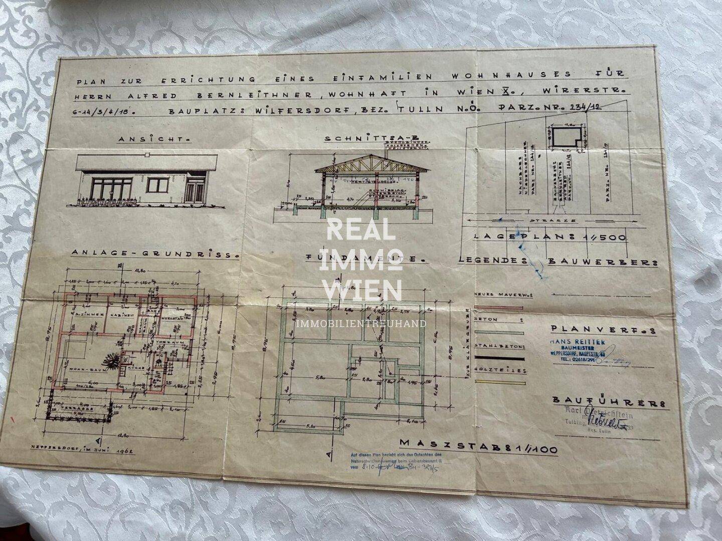 Historischer Bauplan eines Einfamilienhauses mit Grundrissen und Schnittansichten.