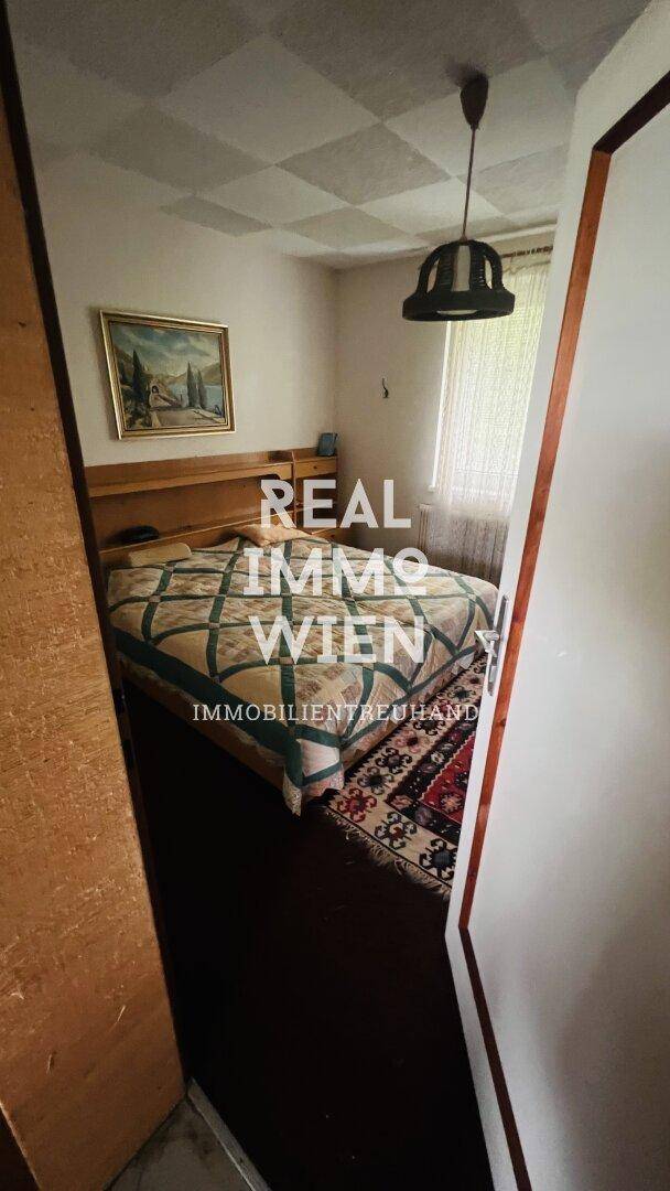 Gemütliches Schlafzimmer mit Doppelbett, Teppichboden und Fenster für angenehmes Tageslicht.