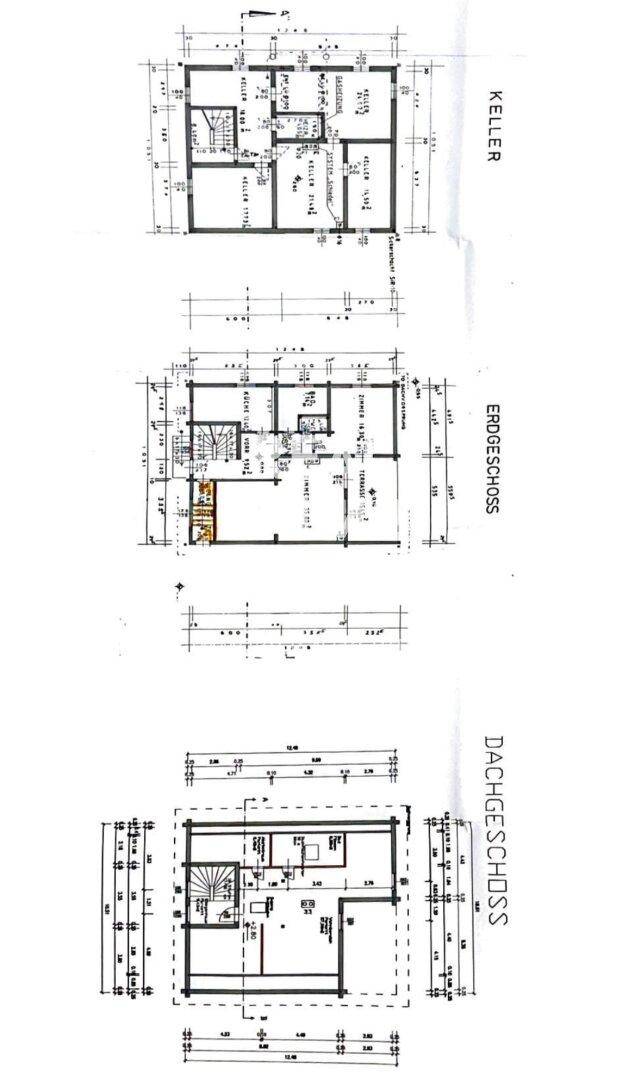 Grundrisse für Keller, Erdgeschoss und Dachgeschoss des Hauses.