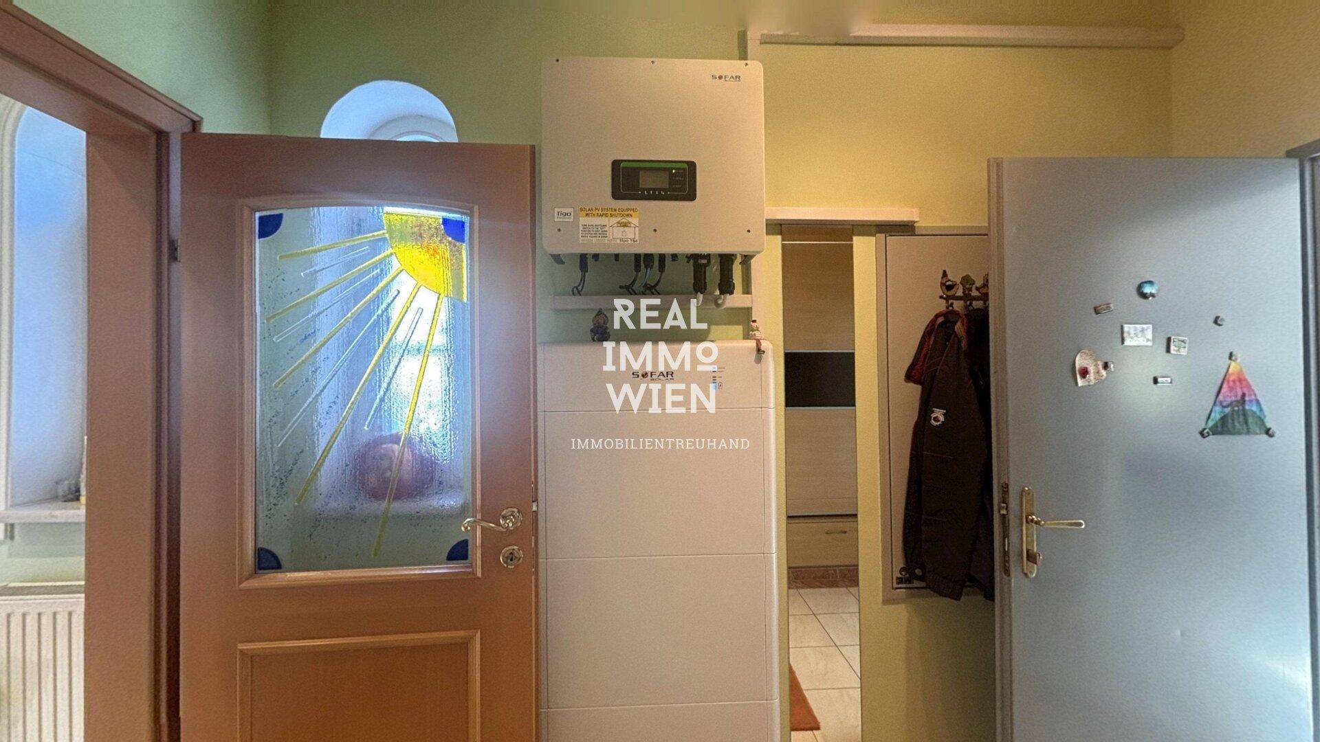 Technikraum mit Photovoltaik-Wechselrichter und Haustechnikinstallationen.