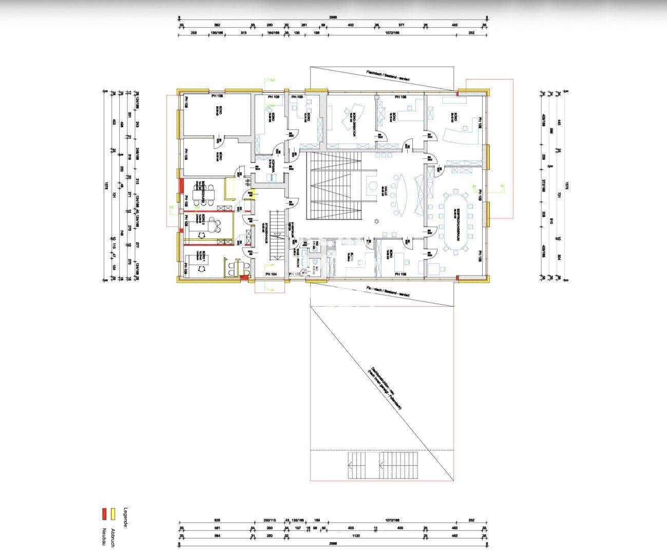 Detaillierter Grundriss des Erdgeschosses mit mehreren Räumen und Treppenhaus.