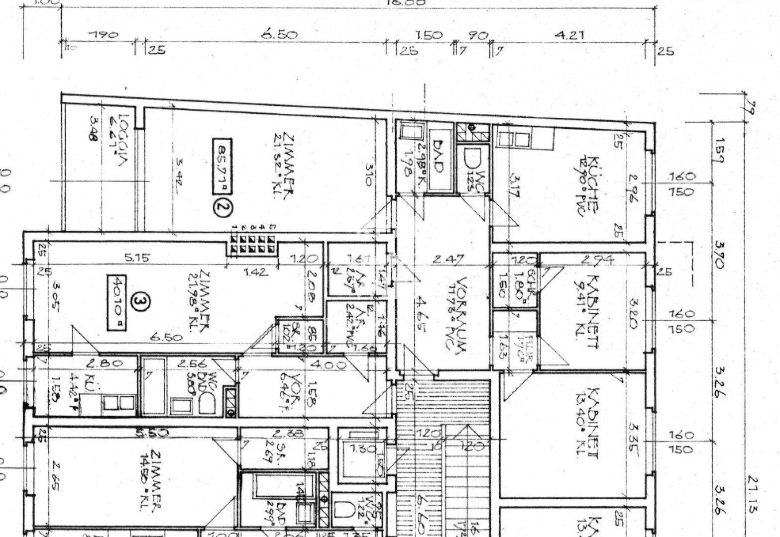 Detaillierter Grundriss einer Wohnung mit mehreren Zimmern, Bädern, separaten WCs und einer Loggia.