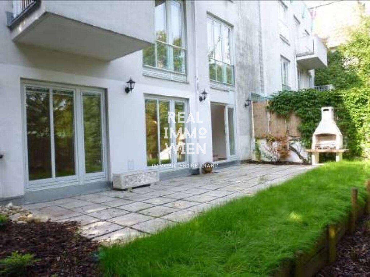 Große gepflasterte Terrasse mit Rasenfläche und einem gemauerten Grill im Freien.