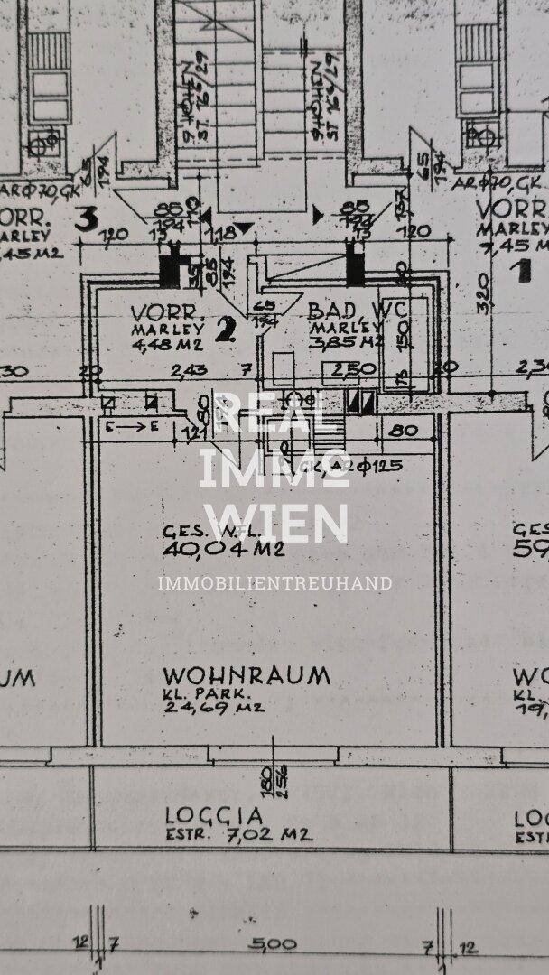 Grundrissplan zeigt Wohnraum, Bad, WC und eine Loggia mit Flächenangaben.