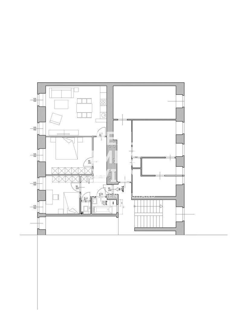 Grundriss einer Wohnung mit mehreren Zimmern, Bad und separatem WC.