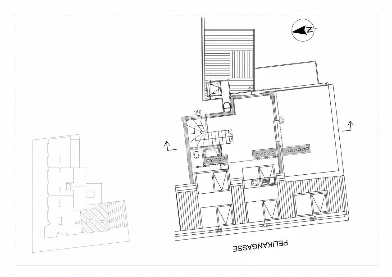Grundrissplan zeigt eine Wohneinheit mit offenem Wohnbereich, Treppe und Zugang zu einem Außenbereich.