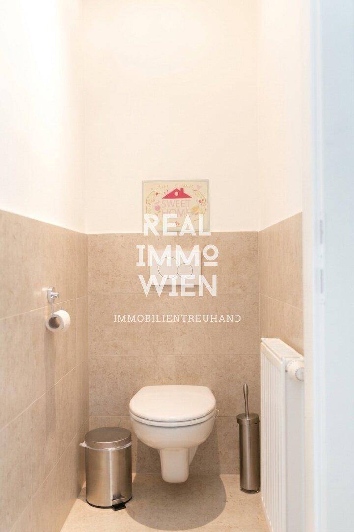 Separates WC mit Wandtoilette und Heizkörper, praktisch und funktional gestaltet.