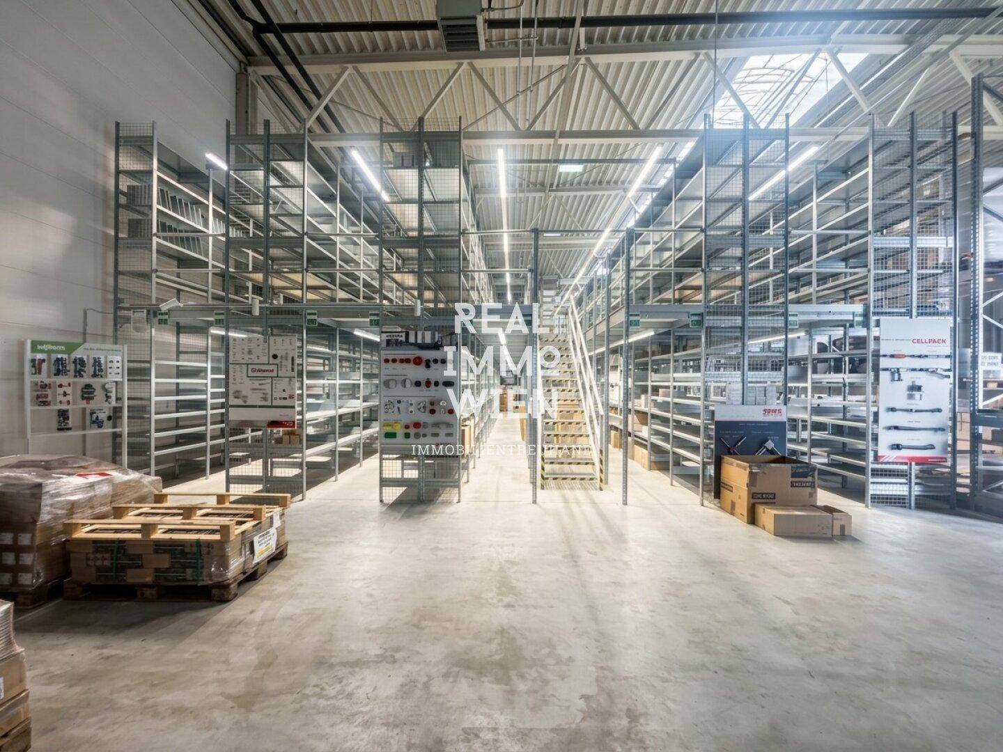 Moderne Lagerhalle mit mehrstöckigen Regalsystemen und einer Treppe für den Zugang zu oberen Ebenen.