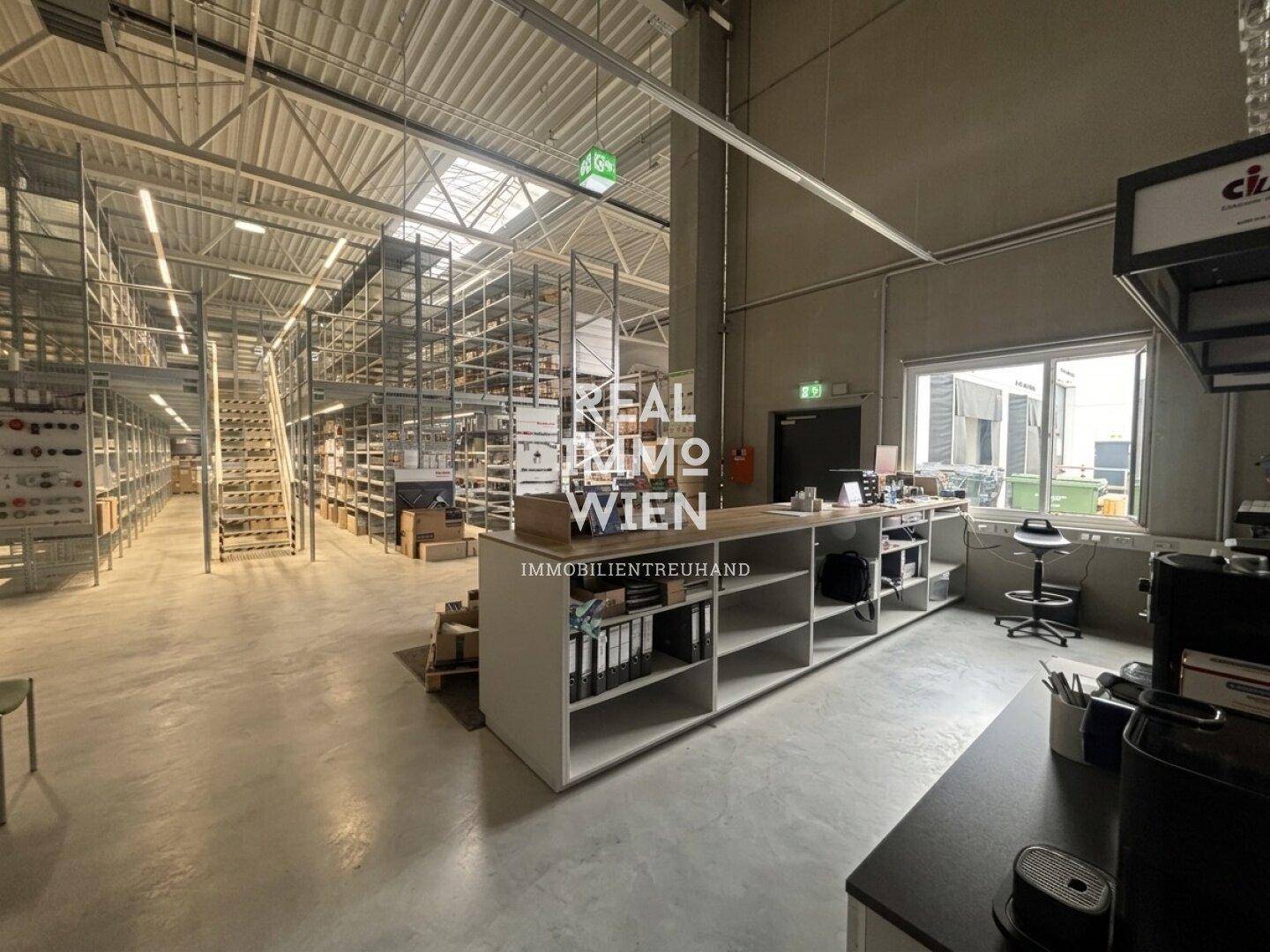 Lagerhalle mit integriertem Arbeitsbereich, Theke und Blick auf die Regalsysteme.