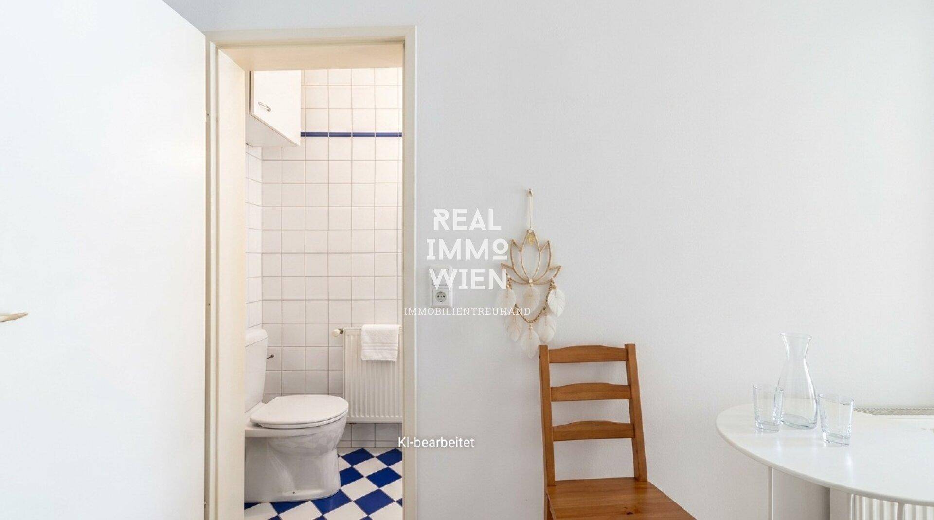Separates WC mit weißen Wandfliesen und auffälligem blau-weiß kariertem Boden.