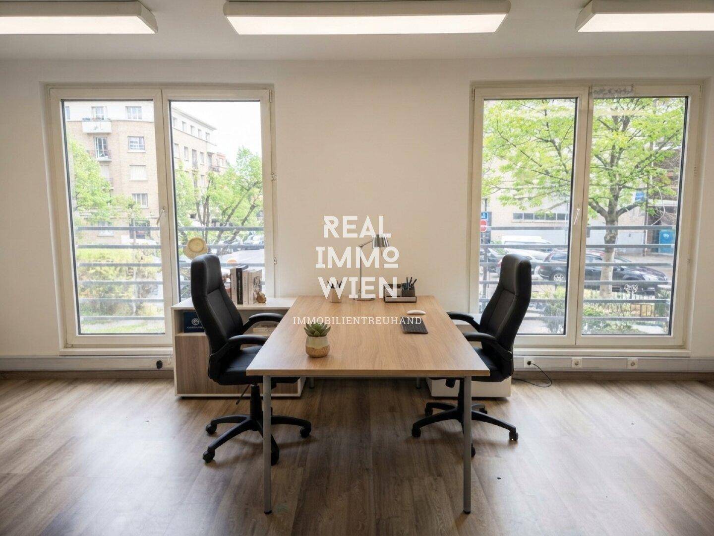 Helles Büro mit großem Schreibtisch für zwei Personen und Blick auf die grüne Straße.