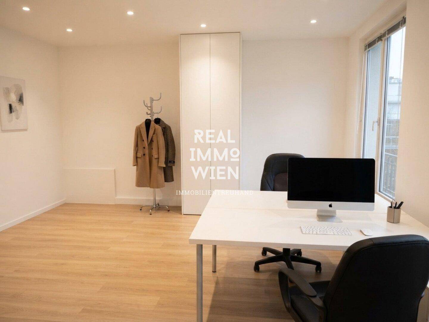 Modernes und helles Büro mit weißem Schreibtisch, Einbauschrank und eingelassener Deckenbeleuchtung.