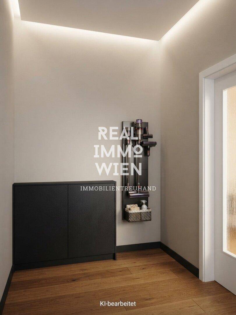 Moderner Flur mit dunklem Schrank, Wandhalterung für Staubsauger und indirekter Deckenbeleuchtung.
