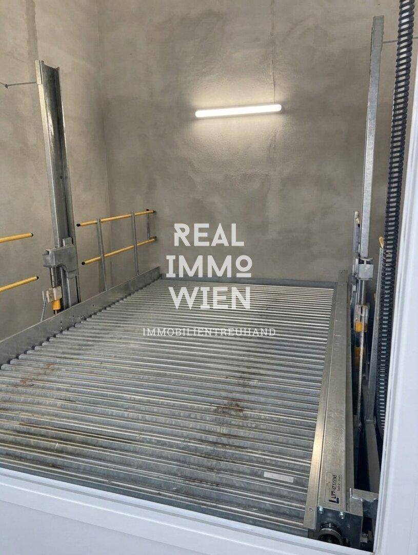 Modernes automatisches Parksystem in einer Tiefgarage mit Betonwänden und Beleuchtung.