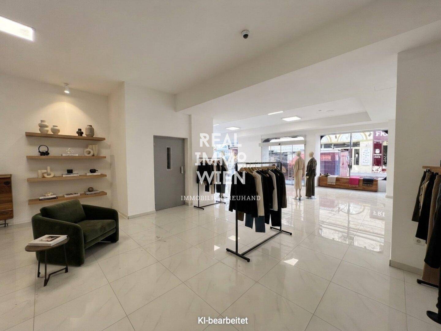 Großer Verkaufsraum mit Kleiderständern, Regalen und einer gemütlichen Sitzecke, ideal für Modepräsentationen.
